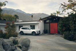weisser bmw x3 steht vor einem bungalow in palm springs 