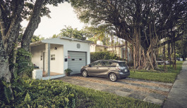 toyota verso steht in der einfahrt im urbanen gebiet von miami 