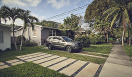 ford explorer steht in der einfahrt im urbanen gebiet von miami 