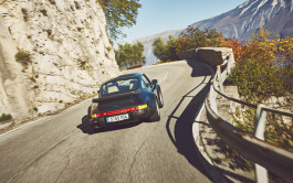 porsche 911 turbo (930) faehrt eine kurvige straße entlang 