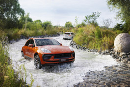 zwei porsche mecan fahren durch wasser 